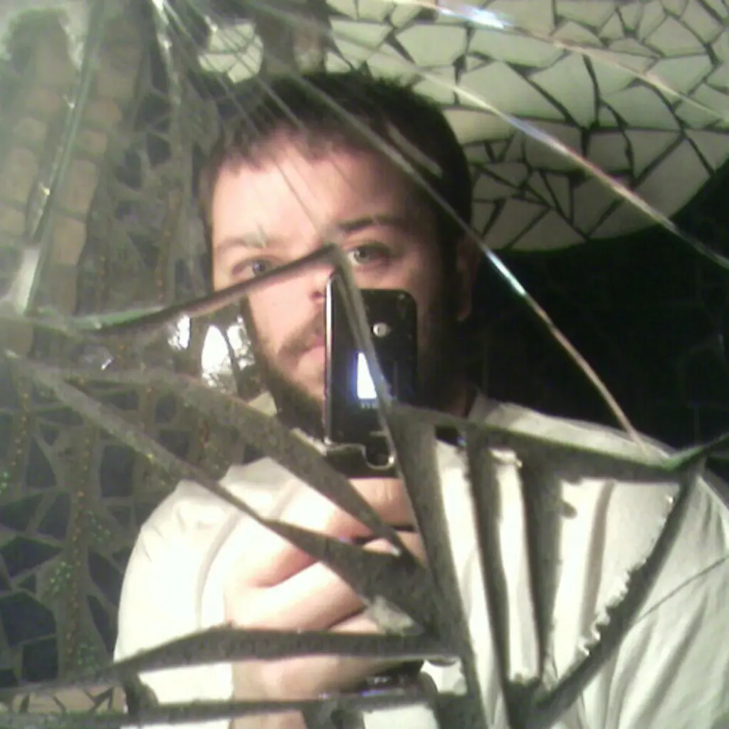 ImgebrochenenSpiegel_Rex-Roof_flickr.com_CC-BY_1