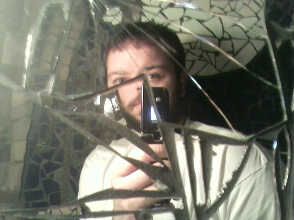 ImgebrochenenSpiegel_Rex-Roof_flickr.com_CC-BY