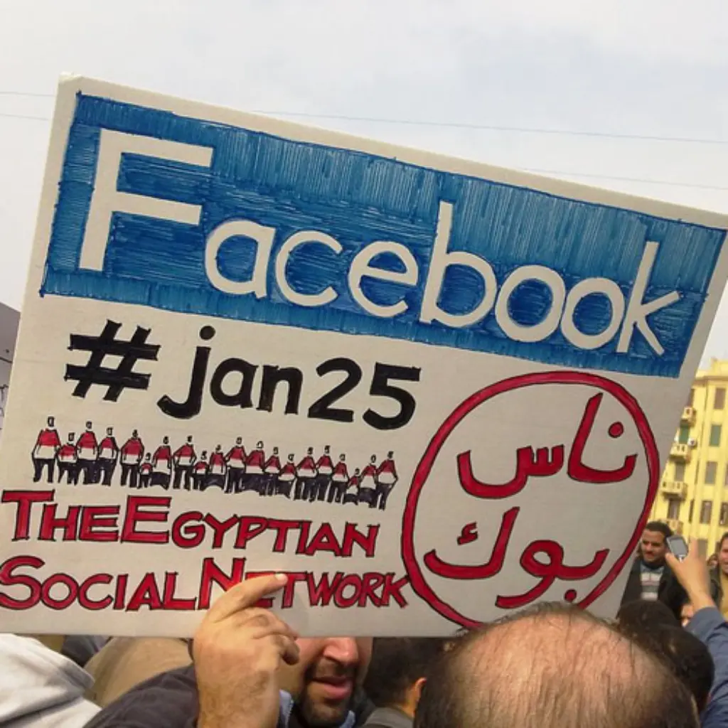 Facebook-Revolution_Essam-Sharaf_Wikimedia_CC-BY-SA_3-0_1