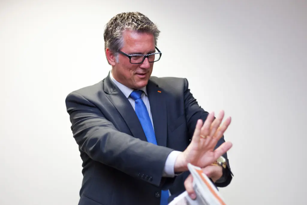 Michael-Donth_Snowden_Samuel-Groesch