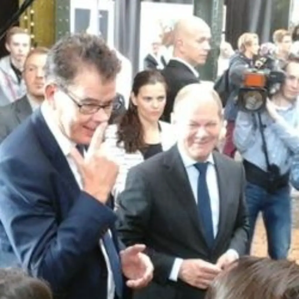 Bundesentwicklungsminister Gerd Müller (l.) und Hamburgs Erster Bürgermeister Olaf Scholz (r.) auf der Hamburger ZukunftsTour im Gespräch mit Akteur*innen.