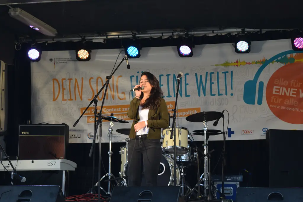 Dorin Ben-David steht auf der Bühne und besingt mit Powerstimme die schönen Aspekte der Einen Welt.