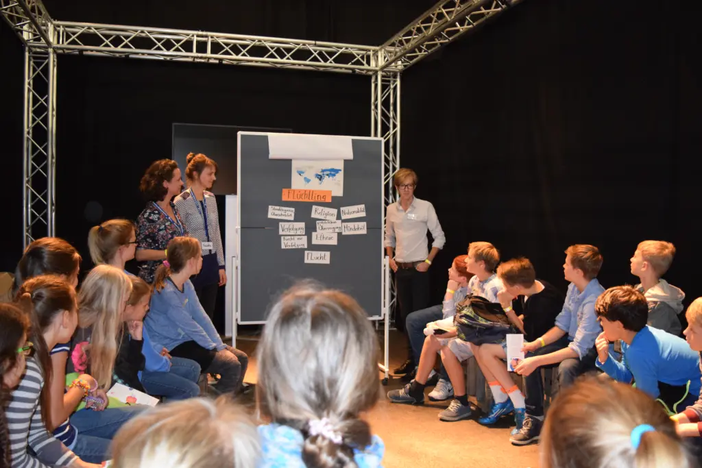 Auf der Zukunftstour in Potsdam klären Vertreter des Deutsche Kinderhilfswerk e.V. Schulklassen über die Situation von Kinderrechte in der Asylpolitik auf. Foto: Lilith Grull