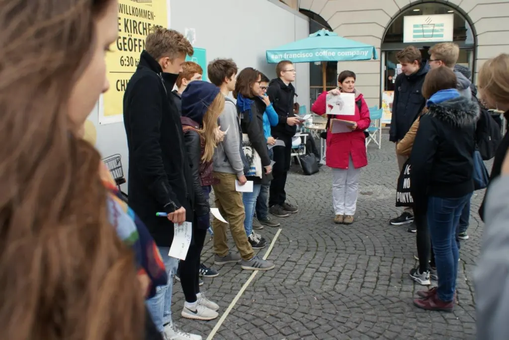 Die Schüler*innen erfahren, wo Kakao angebaut wird. Die Elfenbeinküste ist Spitzenreiter.
Foto: Annika Althoff