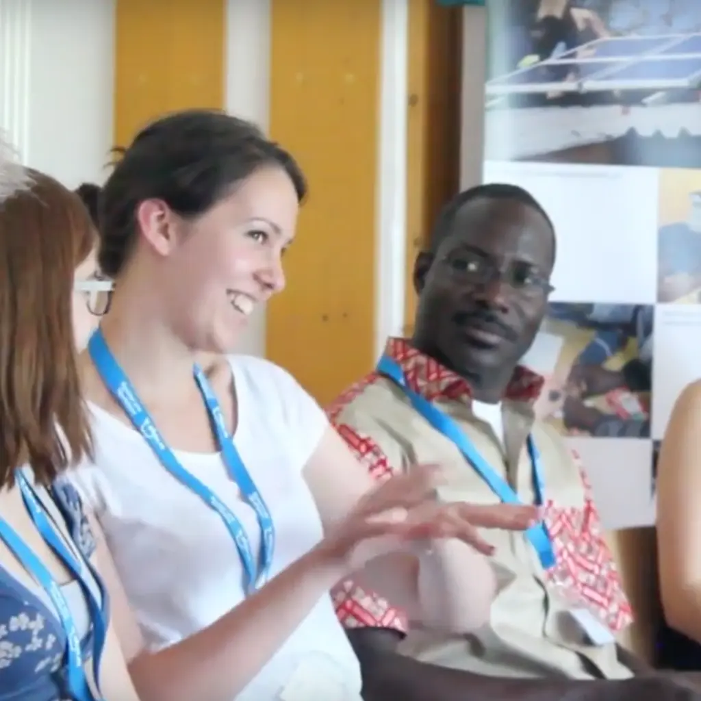 Foto aus einer Diskussion vom Kongress. Drei Personen abgebildet.