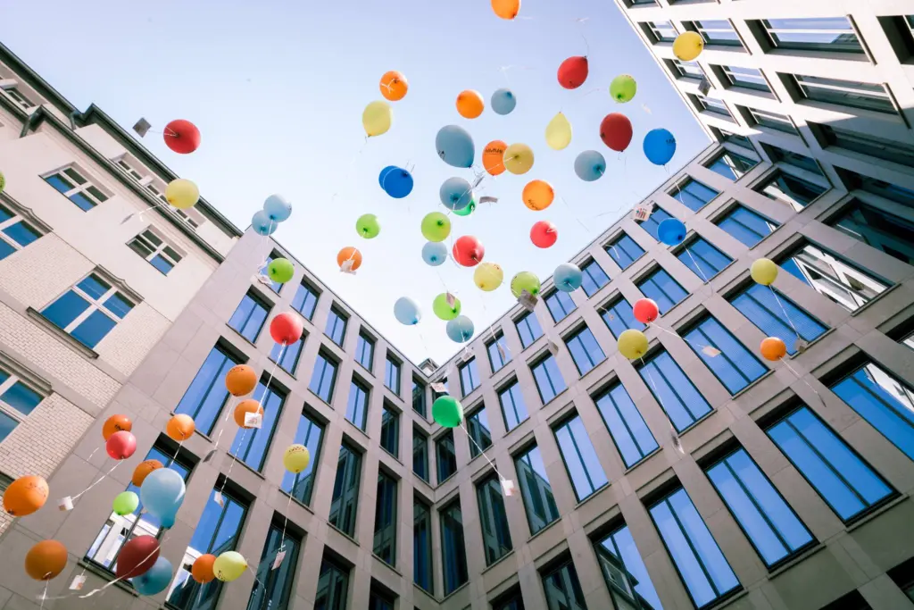 Luftballons im Ministerium_Samuel Grösch