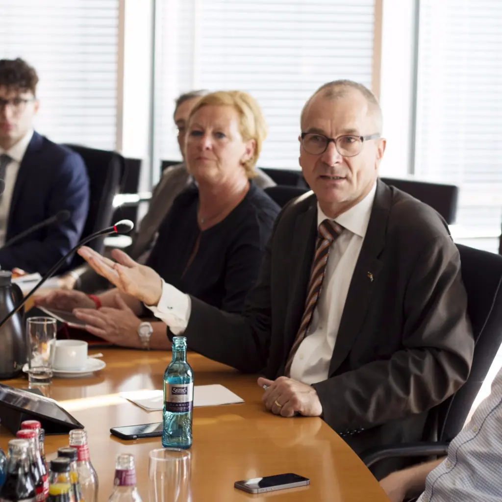 Der Bundestagsabgeordnete Volker Beck stellt sich dem Gespräch mit den Journalisten der Jugendpresse.