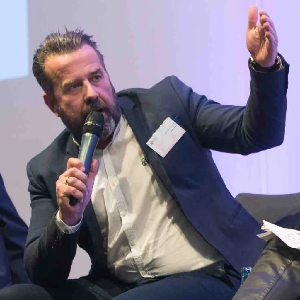 Dirk Benninghoff redet bei einer Podiumsdiskussion auf den Jugendmedientagen 2016:  Foto: Jonas Walzberg