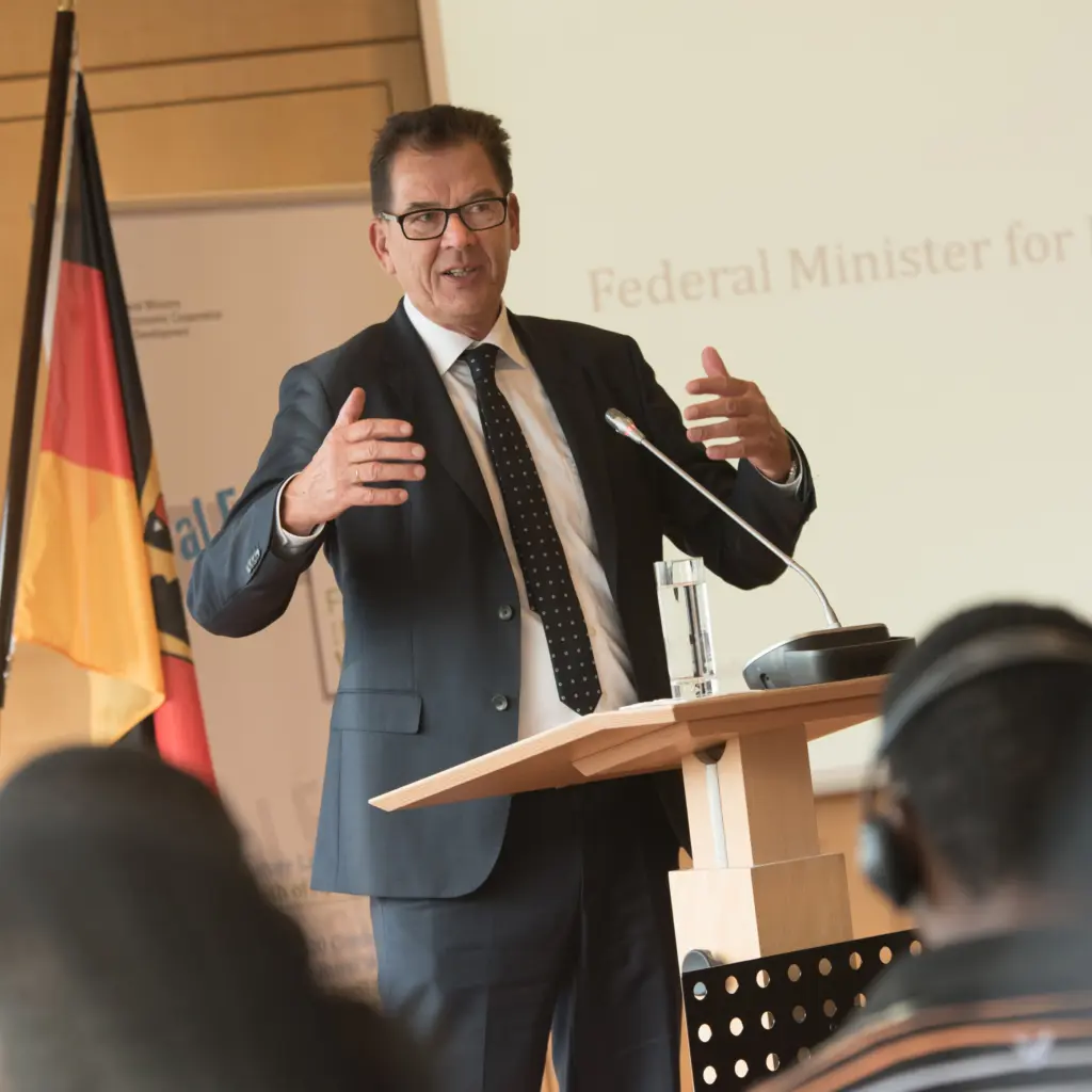 Bindesminister Gerd Müller spricht vor den Teilnehmenden des Rural Future Labs