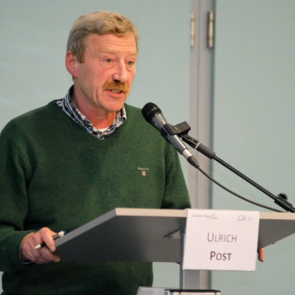 Ulrich Post hält Vortrag am Rednerpult in Plenum // Bild: Erik-Holm Langhof