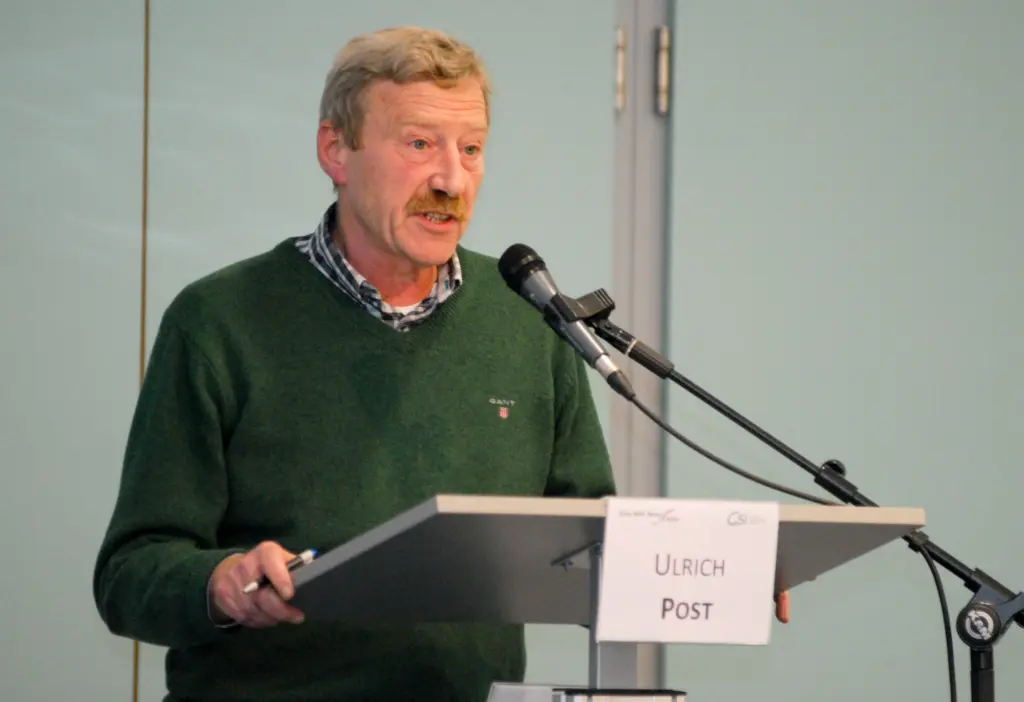 Ulrich Post hält Vortrag am Rednerpult in Plenum // Bild: Erik-Holm Langhof