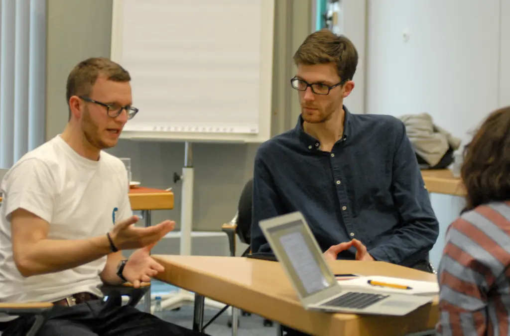 Wilko Beinlich und Thomas Schmidt erzählen von ihrer Arbeit für die Organisation Jugend Rettet. / Bild: Erik-Holm Langhof