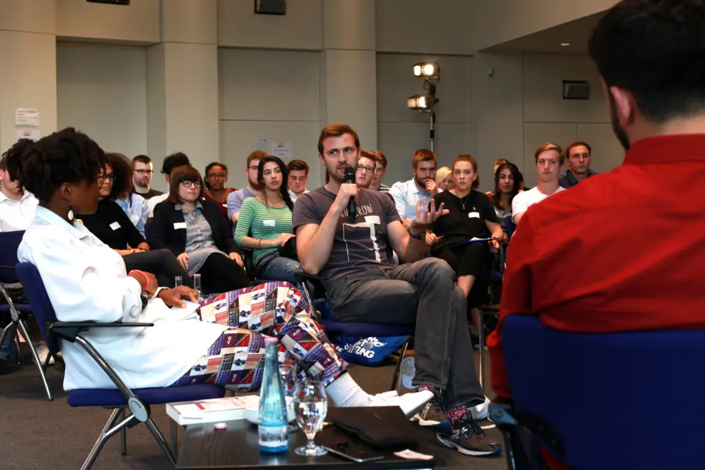 Beim Fishbowl stellte Wolfgang Gründinger sich den Fragen der Kongress-Teilnehmerinnen und Teilnehmern. Foto: politikorange