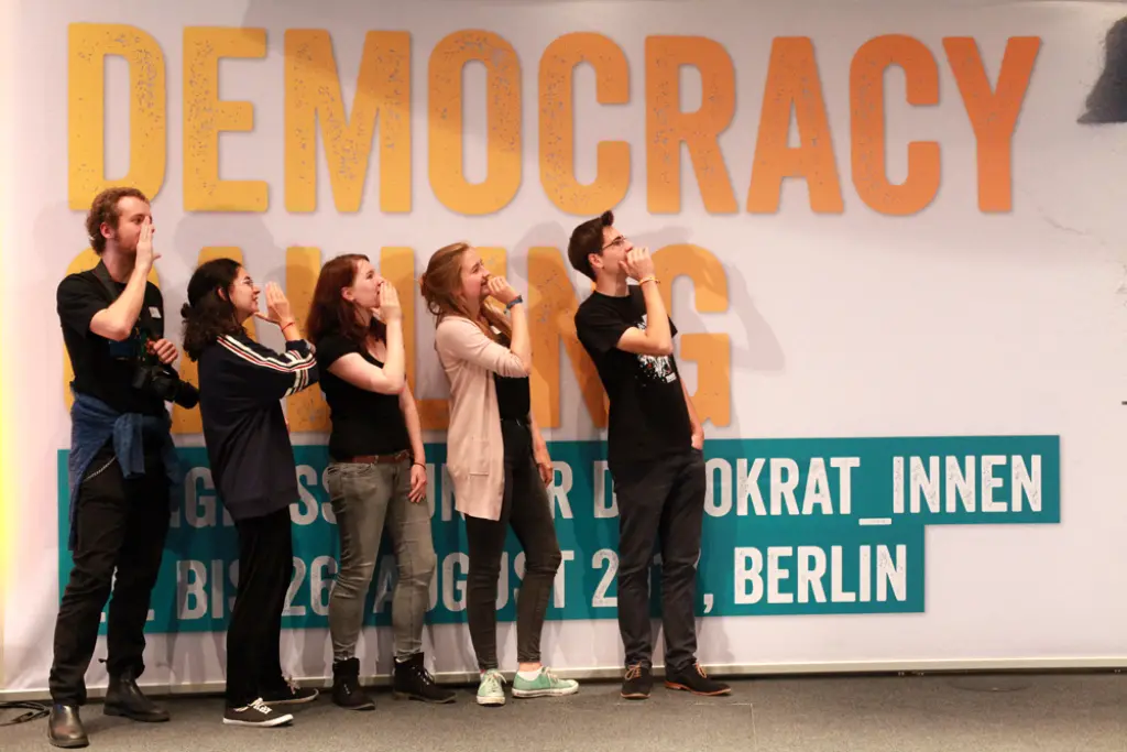 Die Demokratie ruft. Foto: politikorange