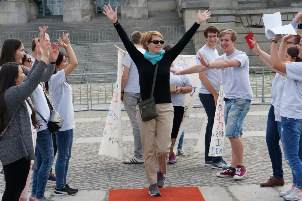 Frau lässt sich feiern