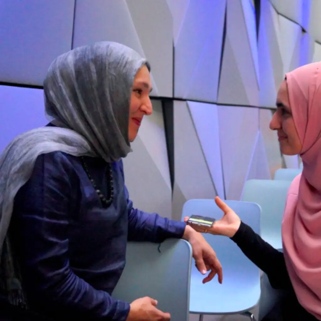 Kübra Gümüşay (rechts) und Betül Mis (links) Foto: Betül Mis