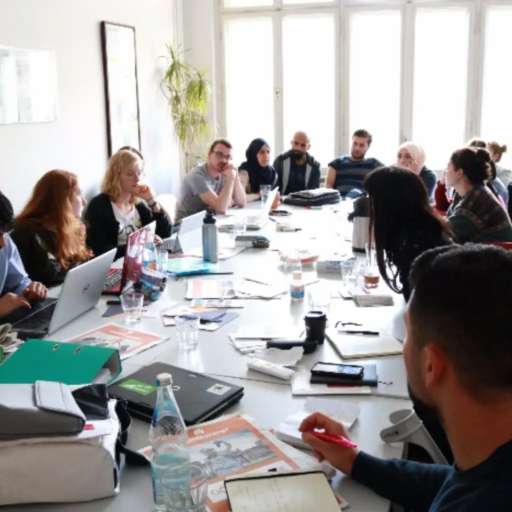 Konzentrierte Redaktionsarbeit bei der Yalla Media Akademie