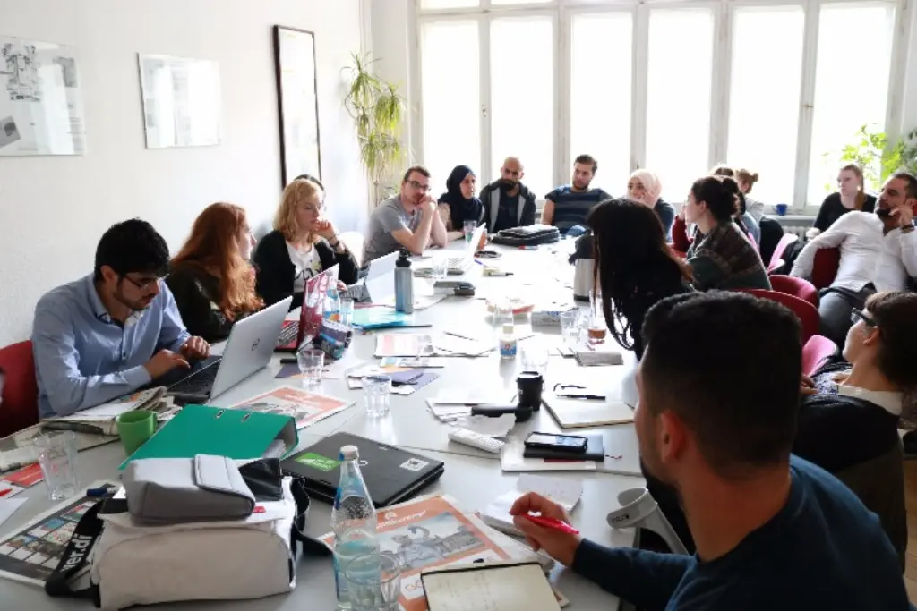 Konzentrierte Redaktionsarbeit bei der Yalla Media Akademie