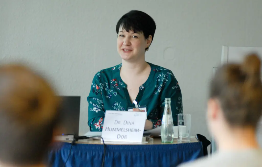 "Vertrauen in Institutionen und andere Menschen haben."