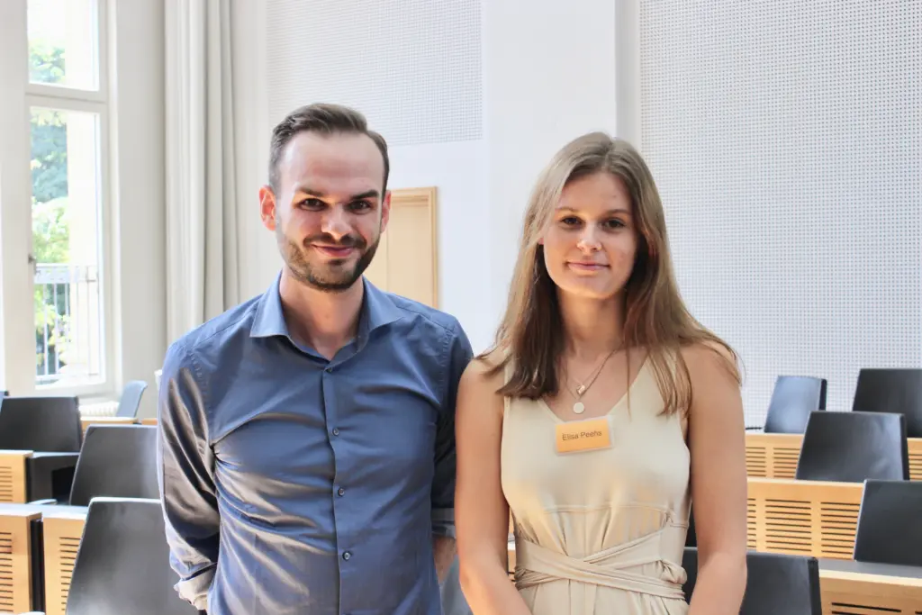 Dennis Lander mit po-Redakteurin Elisa Peehs.