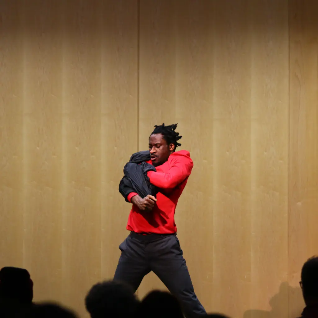 Emanuel zeigt beim Tanz, wie sehr unsere Gesellschaft noch an Geschlechternormen hängt. / Foto: Konstantin Baur