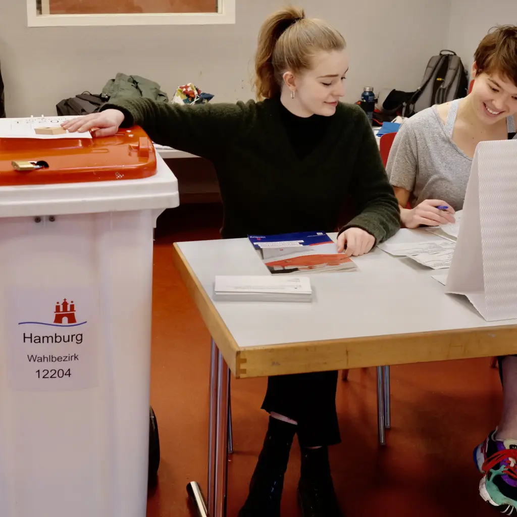 Wahlhelferinnen bei der Arbeit