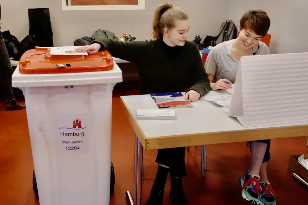 Wahlhelferinnen bei der Arbeit