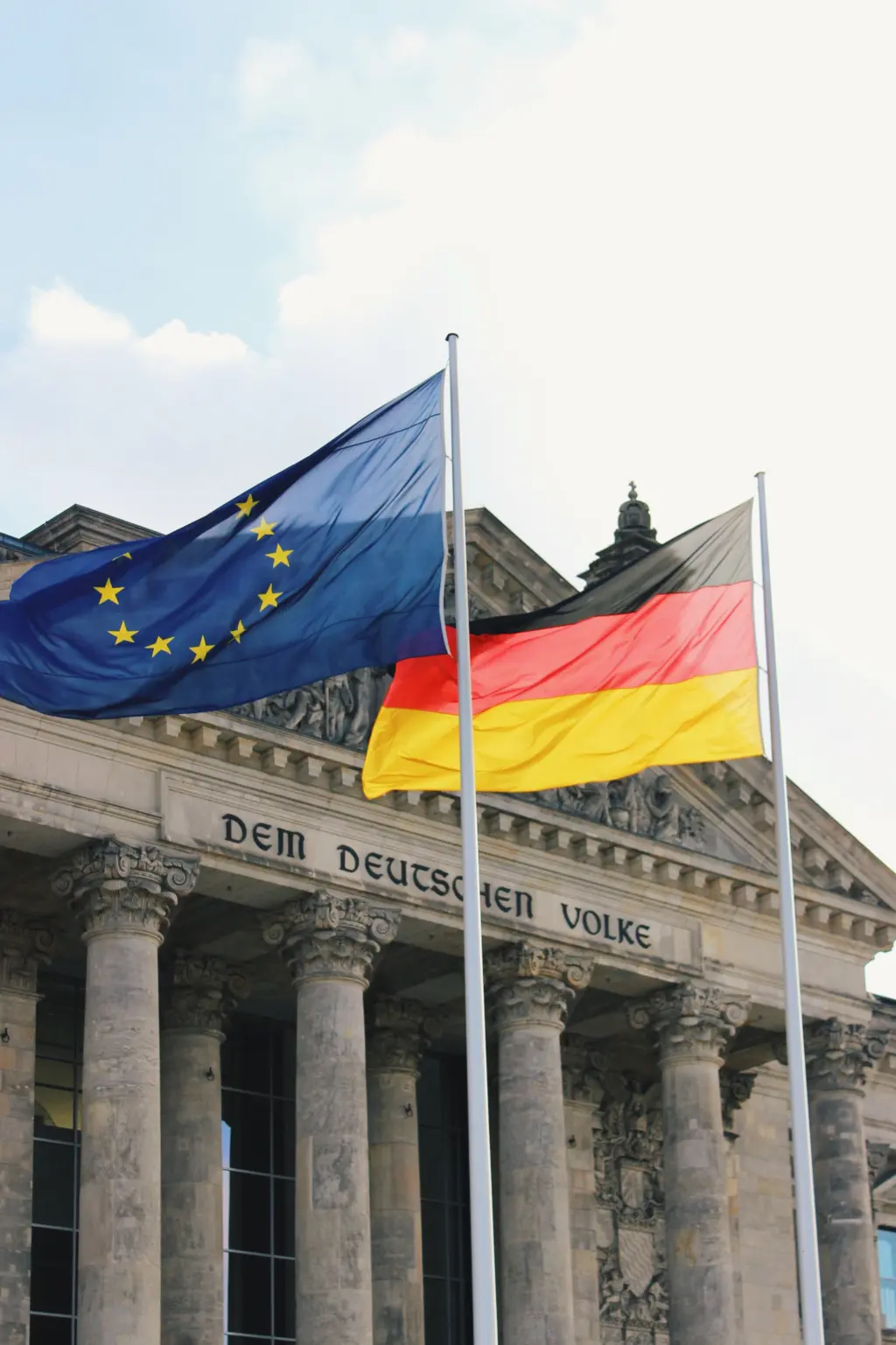 EU- und Deutschland-Flagge vorm Bundestag