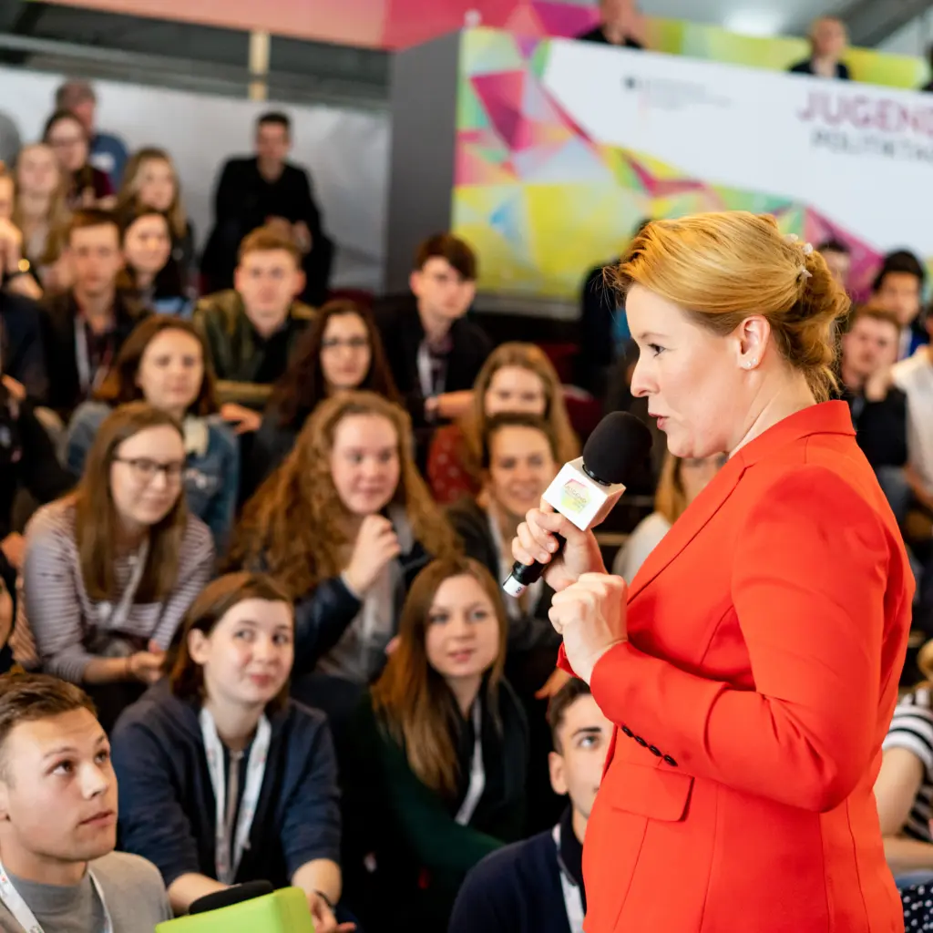 Franziska Giffey, Bundesministerin für Familie, Senioren, Frauen und Jugend, eröffnete 2019 die Jugendpolitiktage. 2021 tauscht sie sich gemeinsam mit Bundeskanzlerin Angela Merkel mit den Teilnehmenden aus. Foto: Jugendpresse Deutschland / Annkathrin