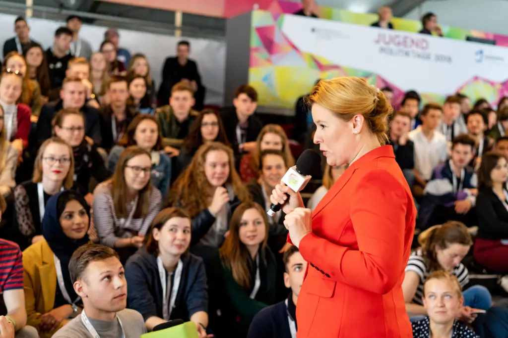 Franziska Giffey, Bundesministerin für Familie, Senioren, Frauen und Jugend, eröffnete 2019 die Jugendpolitiktage. 2021 tauscht sie sich gemeinsam mit Bundeskanzlerin Angela Merkel mit den Teilnehmenden aus. Foto: Jugendpresse Deutschland / Annkathrin