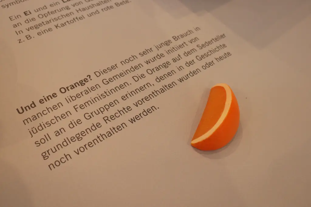 Die Orange im Jüdischen ist so frisch und politisch wie politikorange. | Foto: Viviane Bandyk