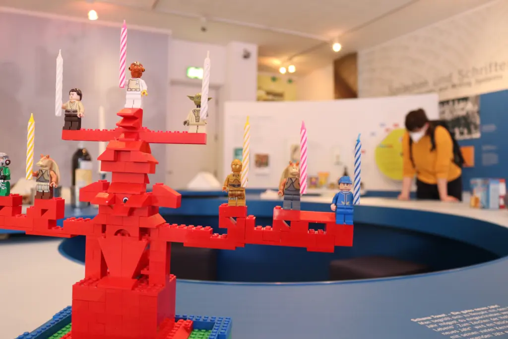 Die Ausstellung umfasst auch ungewöhnliche Elemente, wie diesen neunarmigen Chanukkaleuchter. | Foto: Viviane Bandyk