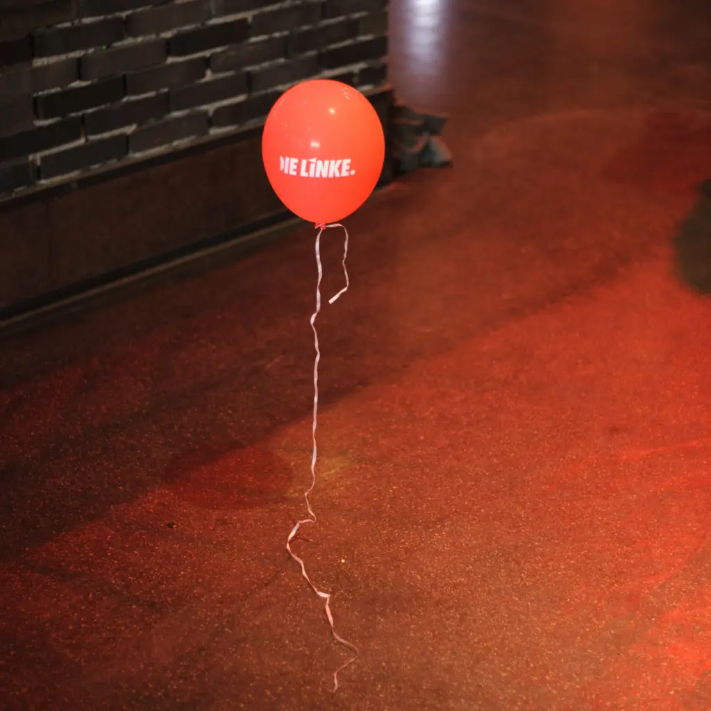 Ein Ballon der Partei "Die Linke" welcher dicht am Boden schwebt.