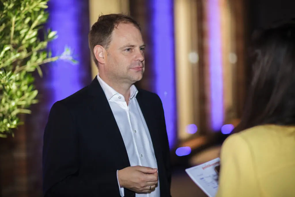 Christoph Meyer steht in der Bildmitte, rechts sind die Redakteur*innen von politikorange zu sehen.