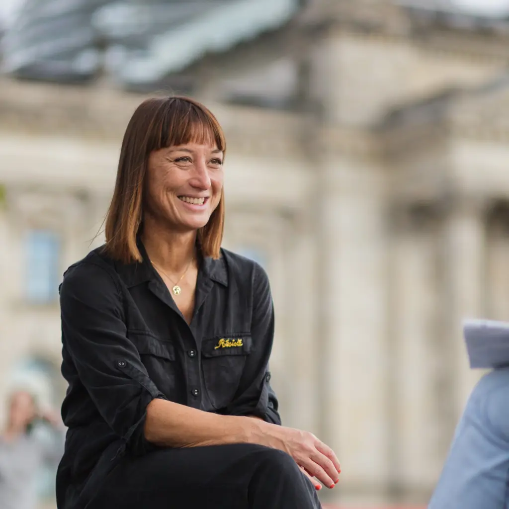Lu Yen Rollof sitzt vor dem Bundestag.