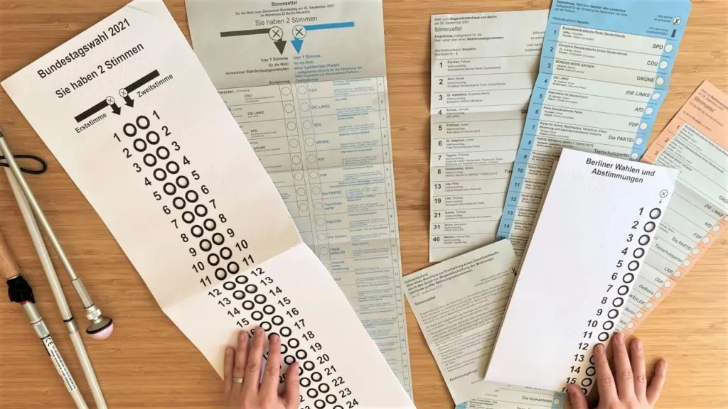 Wahlzettel und Schablonen für Sehbehinderte Menschen.