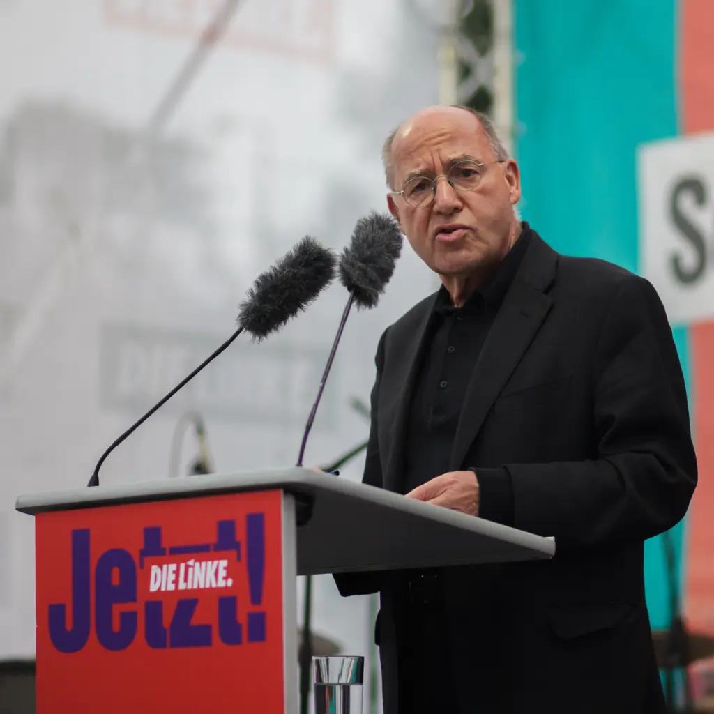 Gregor Gysi am Rednerpult bei der Kundgebung der Partei "Die Linke" am Neptunbrunnen.