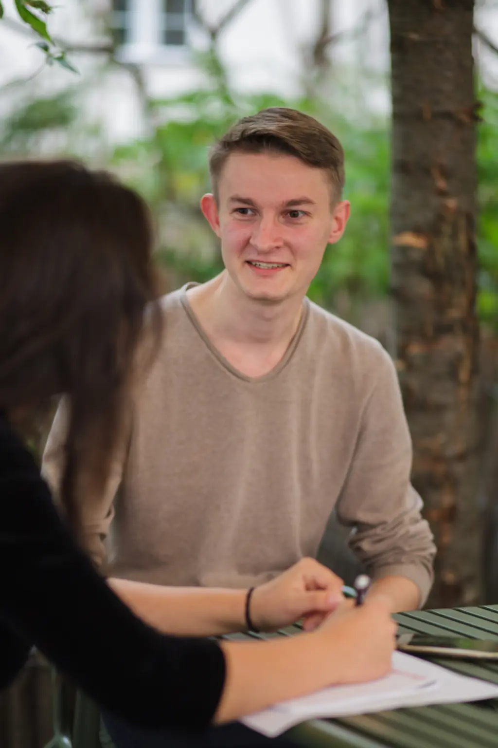 Johannes Richter sitzt gegenüber von Felicitas Nagler in einem Café.