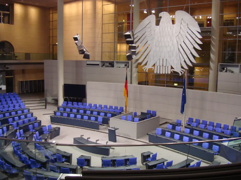 Der Plenarsaal des Bundestages - Künftig müssen hier 735 Abgeordnete Platz finden (Foto Jens-Olaf Walter)