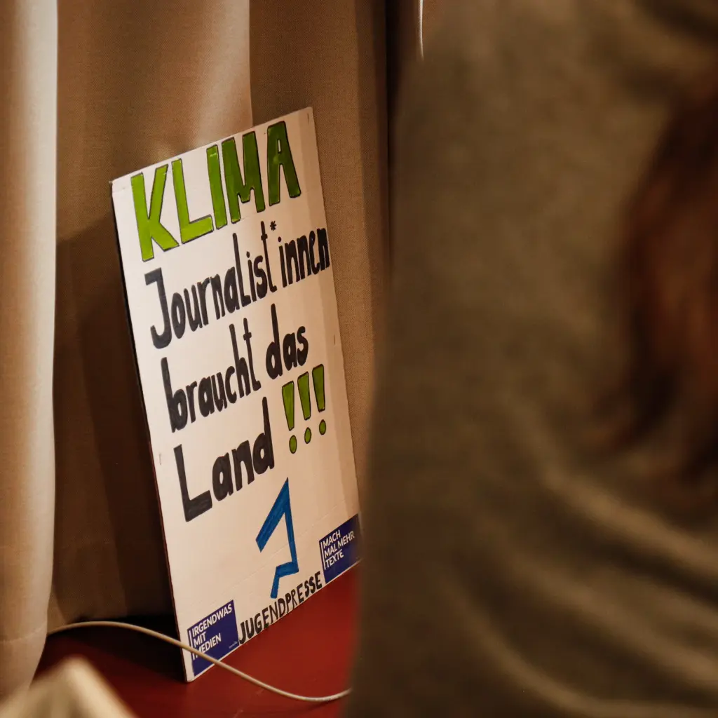 Unter dem Appell „Klimajournalist*innen braucht das Land" geben Leonie Sontheimer und Lalon Sander einen Workshop zu u.a. klimagerechter Sprache. Foto: Jugendpresse Deutschland / Josephine Pöge