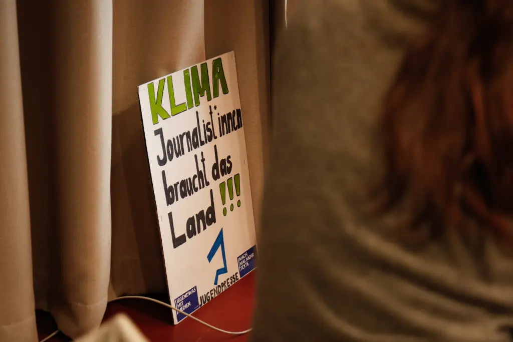 Unter dem Appell „Klimajournalist*innen braucht das Land" geben Leonie Sontheimer und Lalon Sander einen Workshop zu u.a. klimagerechter Sprache. Foto: Jugendpresse Deutschland / Josephine Pöge