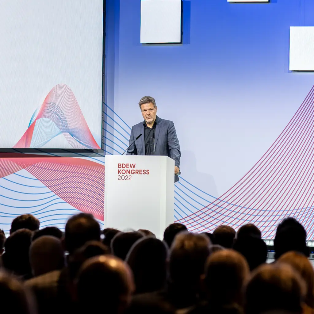 Wirtschaftsminister Robert Habeck steht Antwort zu den klima- und energiepolitischen Herausforderungen am BDEW-Kongress 2022. Foto: Jugendpresse Deutschland / Saad Yaghi.