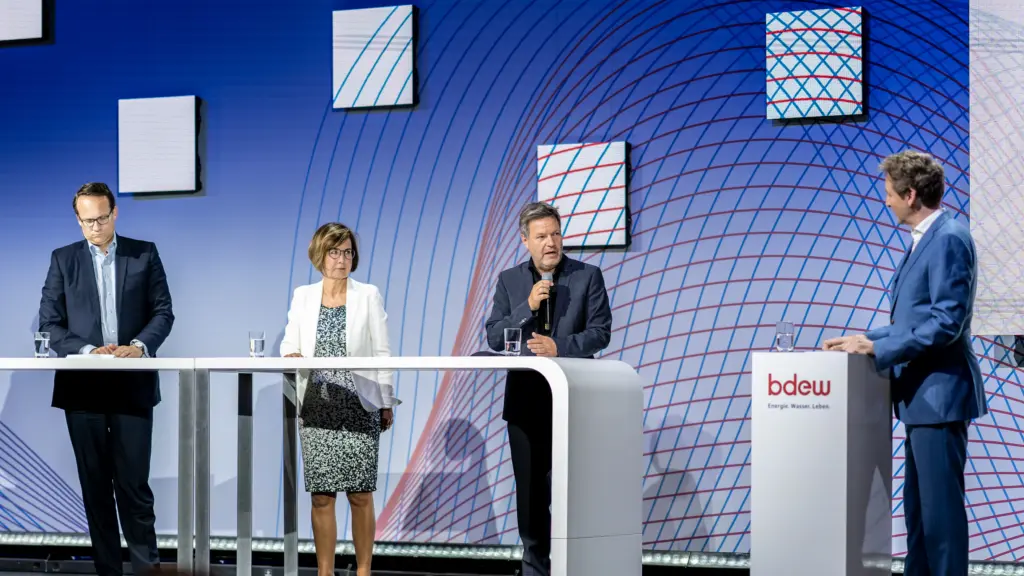 Wirtschaftsminister Robert Habeck steht Antwort zu den klima- und energiepolitischen Herausforderungen am BDEW-Kongress 2022. Foto: Jugendpresse Deutschland / Saad Yaghi.