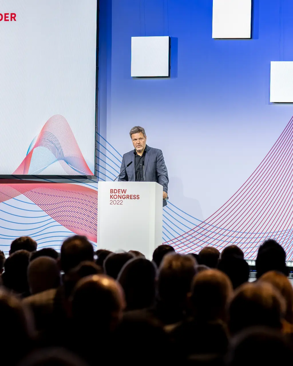 Wirtschaftsminister Robert Habeck steht Antwort zu den klima- und energiepolitischen Herausforderungen am BDEW-Kongress 2022. Foto: Jugendpresse Deutschland / Saad Yaghi.