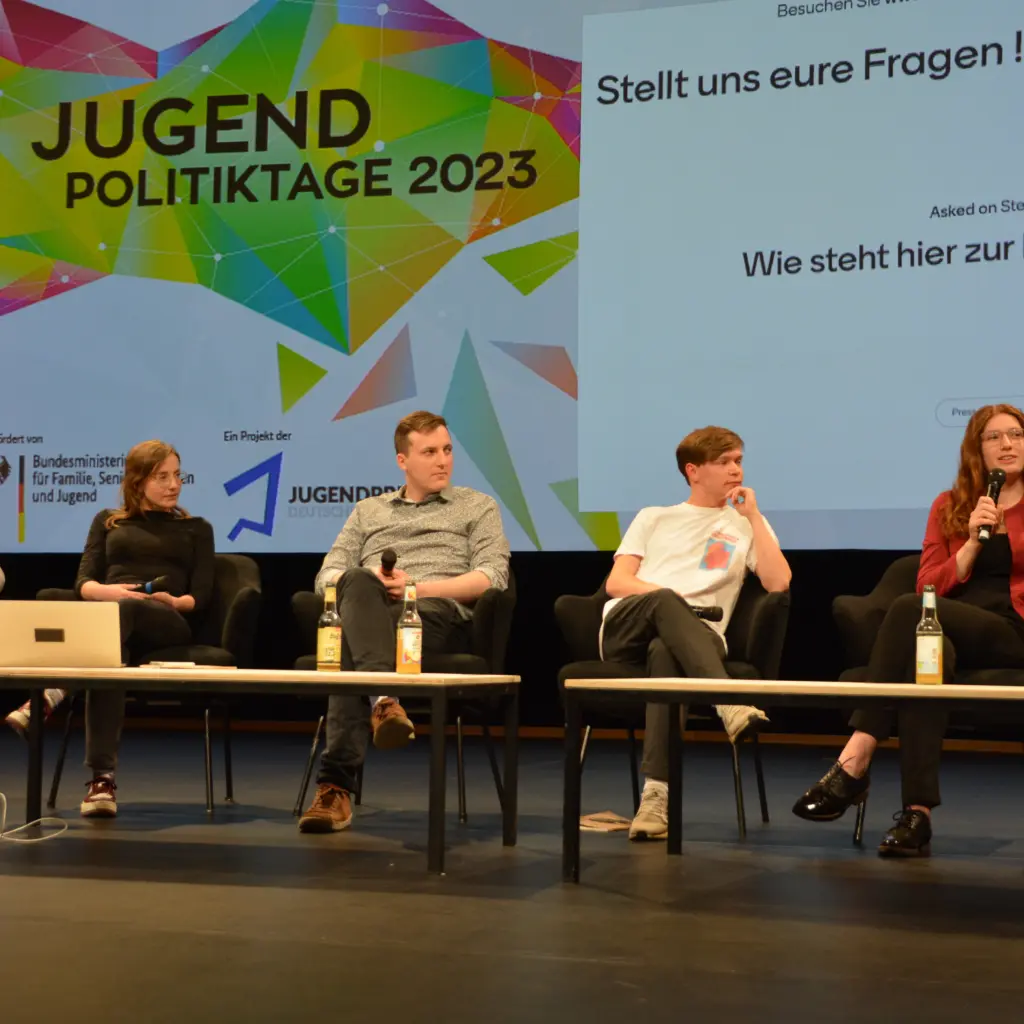 Miriam Siglreitmaier, Lena Reinhardt, Timon Dzienus, Paavo Czwikla und Anne Marie Bauer im Dialog. Foto: Jugendpresse Deutschland e.V. / Andrea Schon