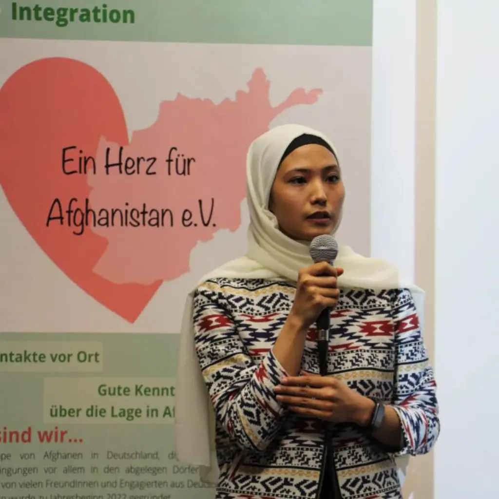 Zohra hält einen Vortrag über Nowroz, das afghanische Neujahr. Foto: Privat