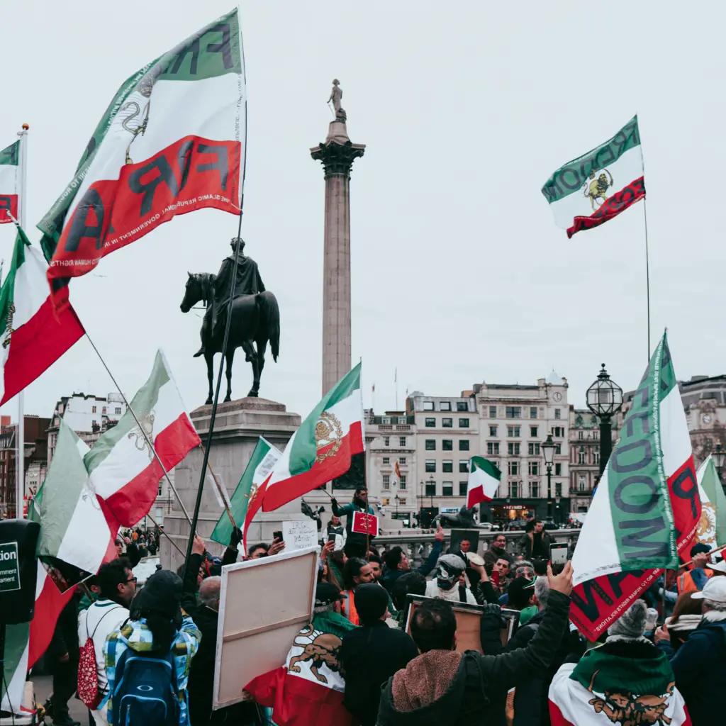 Menschen demonstrieren am 4. Februar 2023 in Berlin.