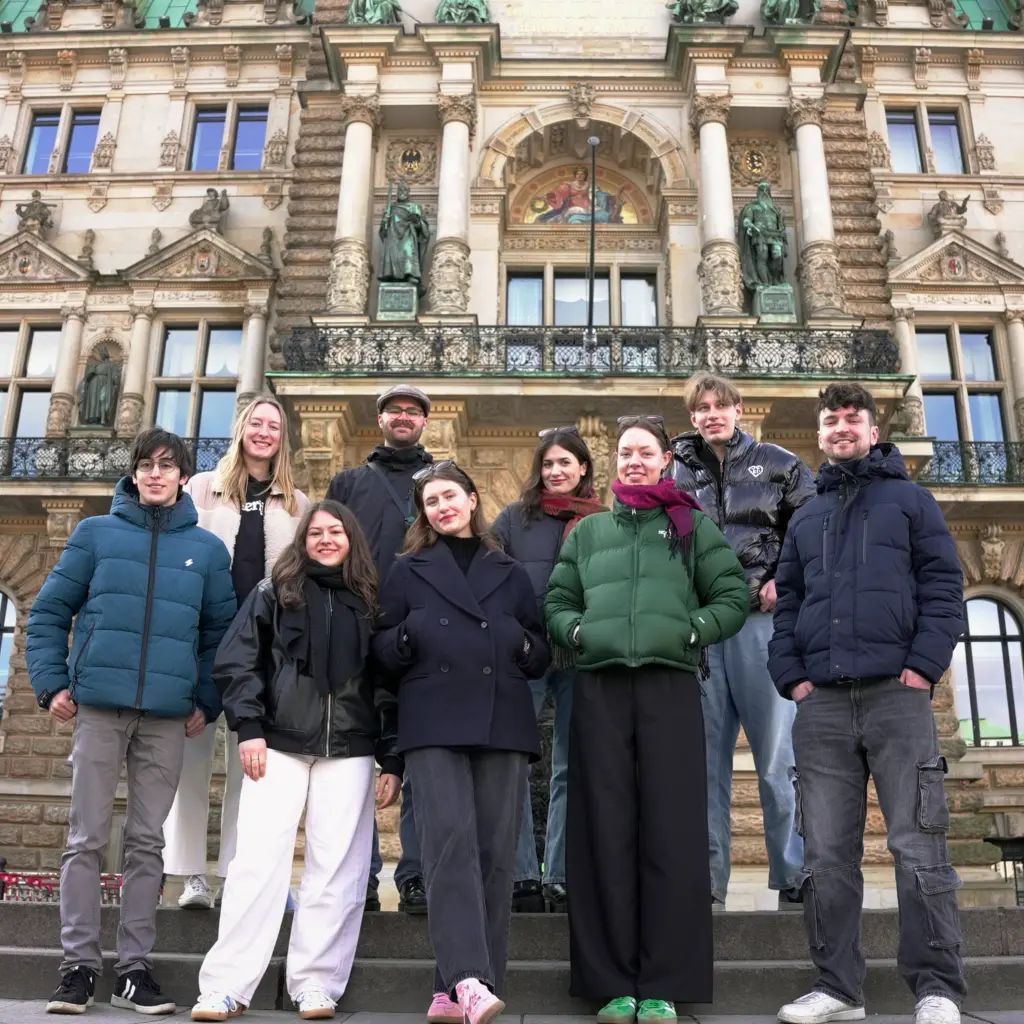 Die Hamburg-Redaktion vor dem Rathaus.