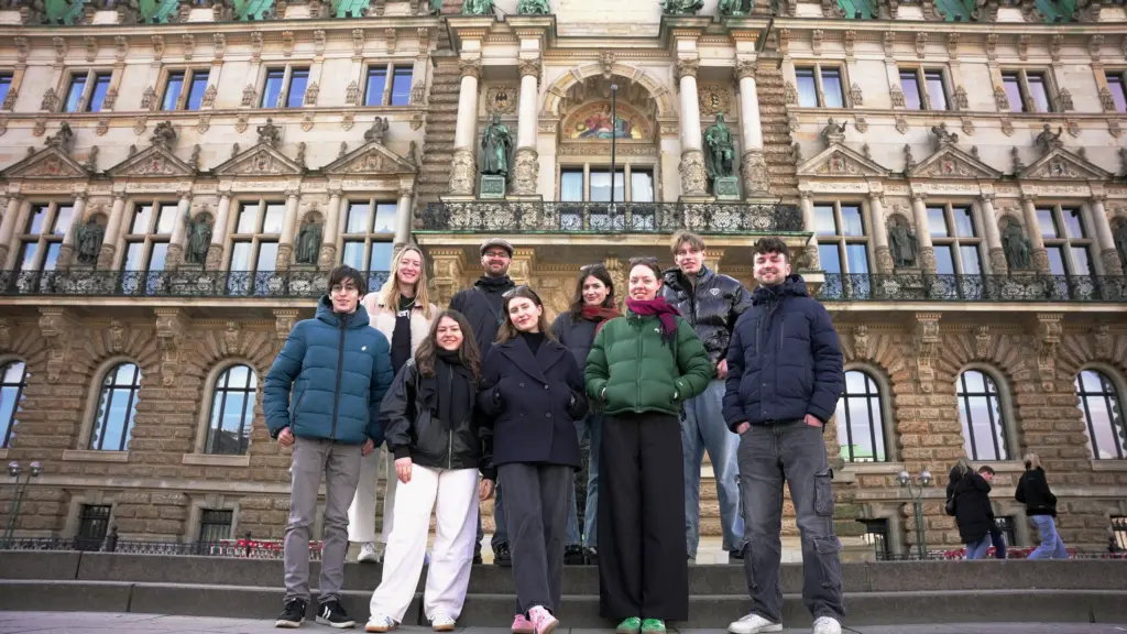 Die Hamburg-Redaktion vor dem Rathaus.