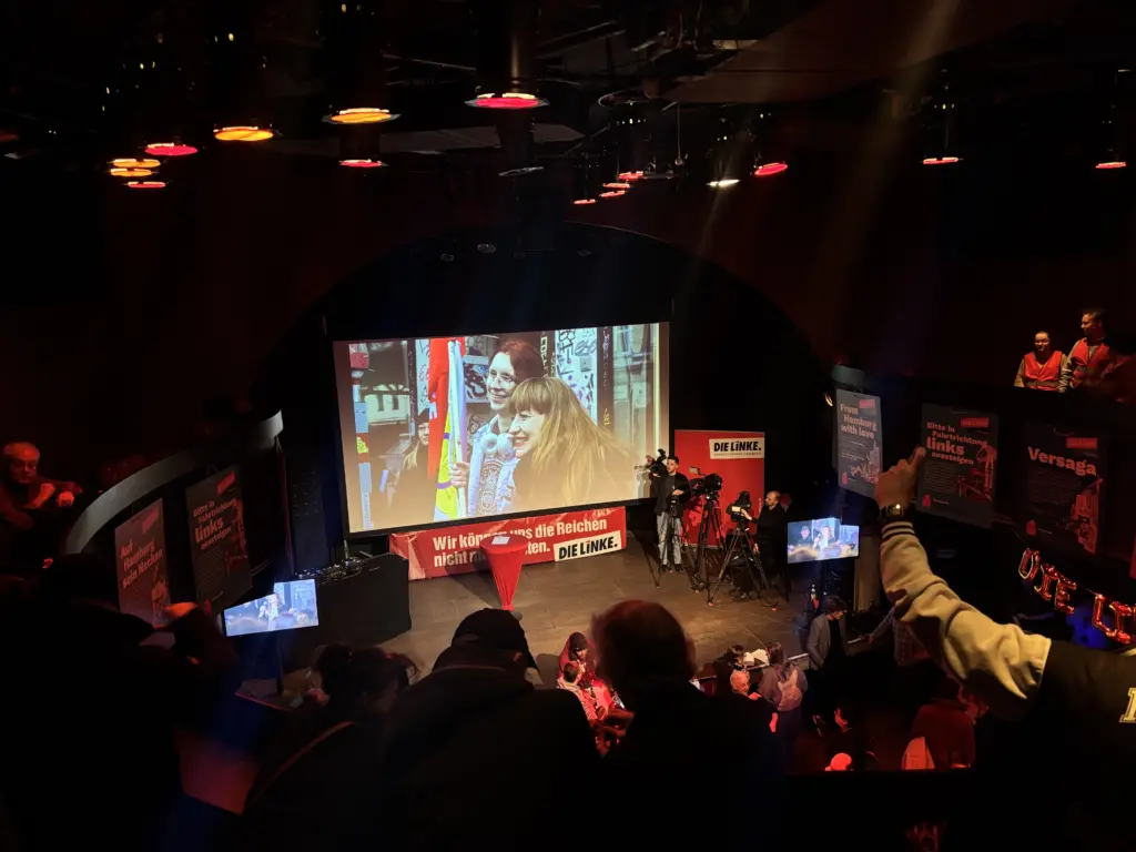 Feierlaune im Mojo Club Hamburg am Sonntagabend.
© Nora Josif / Jugendpresse Deutschland e.V.